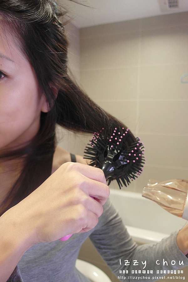 美髮 中長髮日常整理法 3d圓球造型梳 自然捲 毛躁 扁塌 亂翹 蓬鬆感 Miss Mama 媽媽小姐 痞客邦