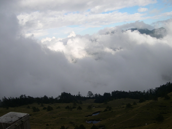 雲海中的山.JPG