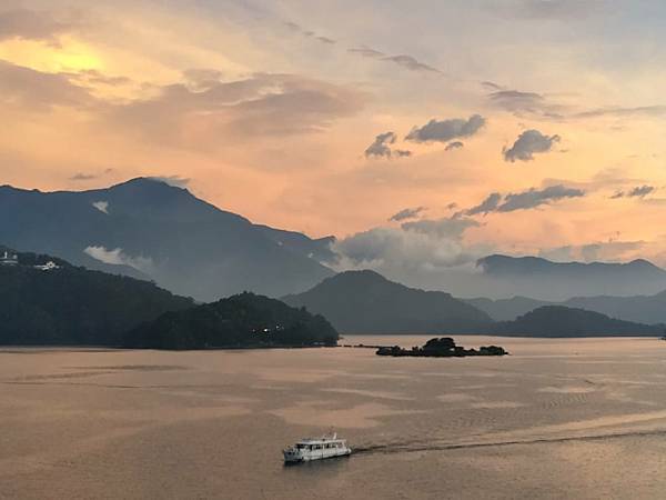 秋色日月潭：日月老茶廠 閒步．陽台賞潭景 至福