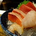 Sashimi is composed of Salmon, shrimp and Tuna,  生魚片組合