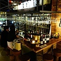 點裡面的品酒區 there is  a mini bar where you could drink wine after eating sushi