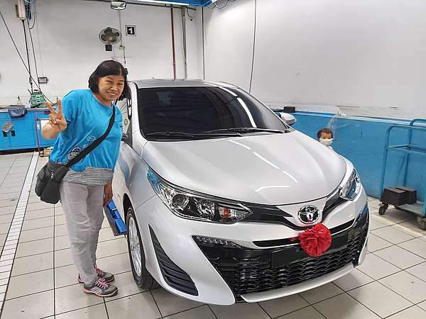市價60幾萬的 新車開箱 賀媽媽換新車toyota Yaris經典版基本款空間大價格實惠的代步車業務幫忙送很大 飛行海蒂