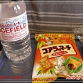 礦泉水及小熊餅乾