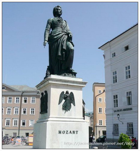 mozart statue