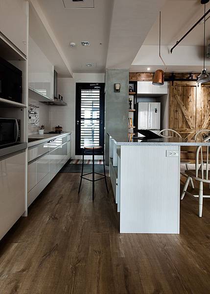 Interior-42.jpg Interior-42.jpg