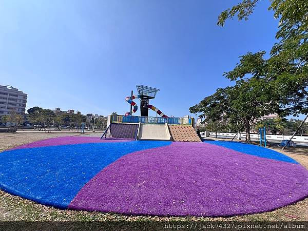 {台南景點}台南特色公園：「健康綠洲公園」大船遊戲場，高達三