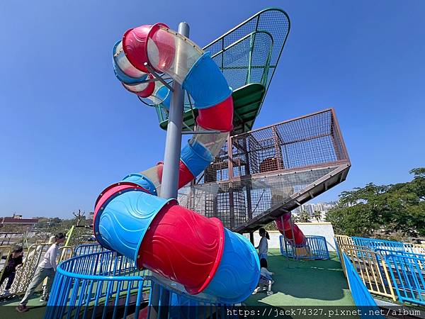 {台南景點}台南特色公園：「健康綠洲公園」大船遊戲場，高達三