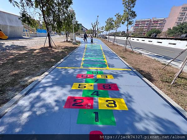 {台南景點}台南特色公園：「健康綠洲公園」大船遊戲場，高達三