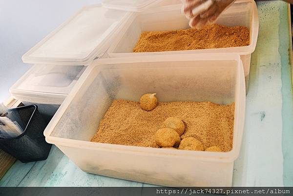 {台中美食}芳塢碼頭專業麻糬，每日現點現做，必點一次包進紅豆