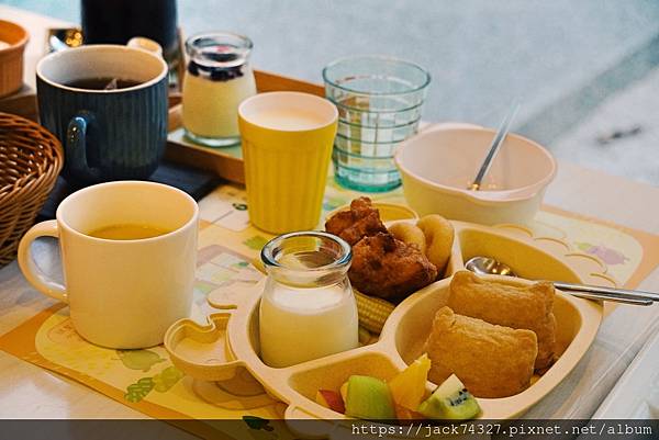 {台中美食}台中餐廳推薦:梨子咖啡崇德店,用餐環境舒適有兒童