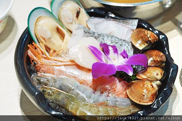 {台中美食}2024台中必吃台式火鍋239起吃到飽:「小伍手 {台中美食}2024台中必吃台式火鍋239起吃到飽:「小伍手