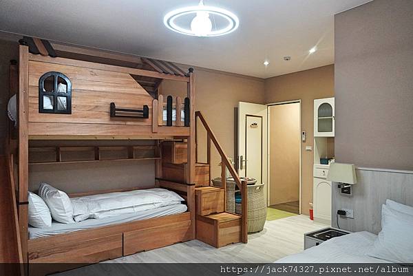 {苗栗住宿}南庄歡樂星球民宿,星球主題親子房境乾淨舒適,還有