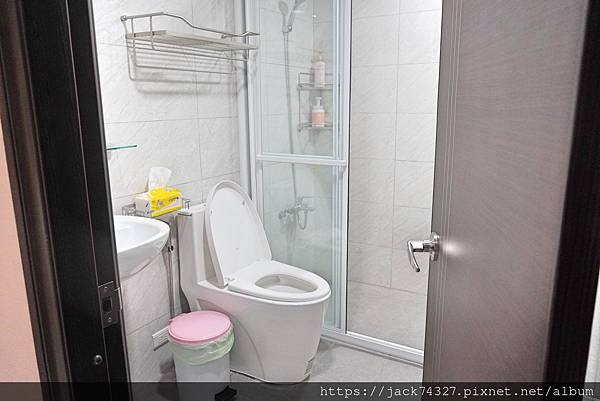 {苗栗住宿}南庄歡樂星球民宿,星球主題親子房境乾淨舒適,還有