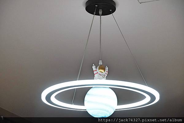 {苗栗住宿}南庄歡樂星球民宿,星球主題親子房境乾淨舒適,還有