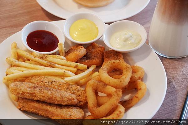 {台中美食}鈞泓家-嶺東店/南屯嶺東必吃早午餐/宵夜店，超狂