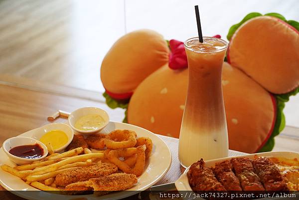 {台中美食}鈞泓家-嶺東店/南屯嶺東必吃早午餐/宵夜店，超狂