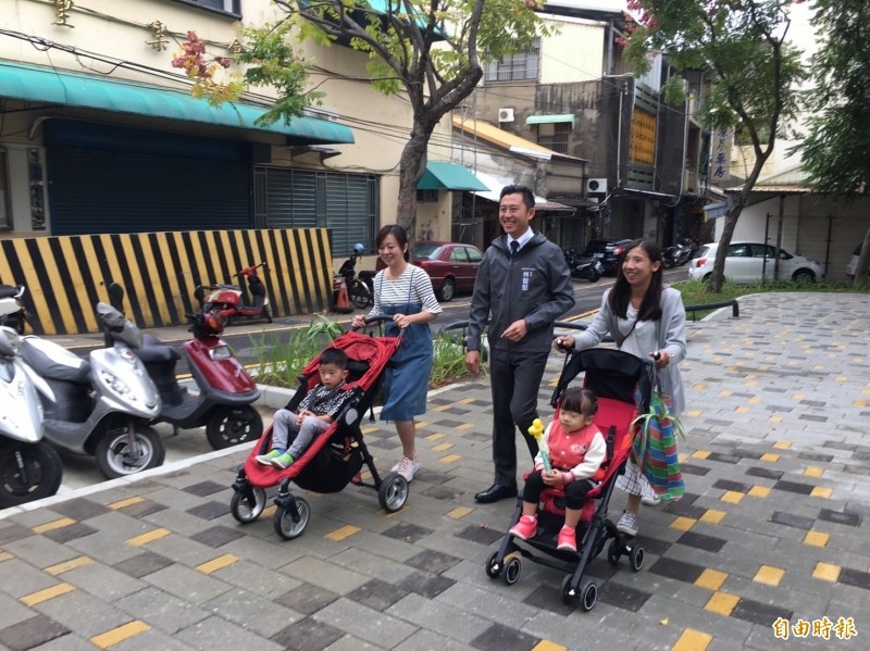 新竹市政府今宣布竹蓮市場旁的南大公園改善工程完工啟用，市長林智堅與推著娃娃車的媽媽們體驗全新無障礙坡道，他表示南大公園20年來都沒有大規模整修，如今設置無障礙坡道解決公園與路面差距4.5米的問題，要讓菜籃族、新手媽媽、兒童、身障與高齡者都可以來這裡放鬆休憩。  林智堅表示，上任後投入核定總額超過4.4億推動「進擊的公園」，預計活化22座公園，今日啟用第17座南大公園，是市民到竹蓮市場買菜時必經之處，但過去與周圍高差有4.5米，行動不便的長輩20年來都要繞路而行，這次投入1470萬鋪設無障礙坡道，並在公園路面使用抿石子和無縫彈性地墊等材料，不論是娃娃車抑或輪椅皆能方便移動使用，還有許多許多老少咸宜的公設，盼讓鄰近的竹蓮生活圈機能更完善。  林智堅逐一巡視新設施，陪幼兒園小朋友玩共融遊具碎石坑的挖土機，從磨石子溜滑梯一一接住興奮溜下的孩子們，也到休憩涼亭下和長輩們話家常。他強調改造工程雖然困難，但是「怕熱不要進廚房」，且每每看到市民真誠滿足笑容，就感到甘之如飴，他也說，新竹市明年歲出編列的236億元中，公共建設預算「資本門」就有55.6億元，他致力推動各項建設，打造幸福城市。  城銷處表示，南大公園設施豐富，是適合所有年齡層活動的場域，除了規劃共享廣場，提供市民友善的集會休閒空間，更拋棄過去「罐頭式」塑膠遊具的樣貌，增加搖搖馬、攀爬區、磨石子溜滑梯、共融碎石坑挖土機等孩子最愛的遊樂設施，也有適合長輩活動筋骨的體健設施區，也在園內新增涼亭及21張座椅讓買完菜的菜籃族可以好好休息，在綠蔭下享受溫暖的陽光和新鮮的空氣。  城銷處表示，在環境方面，南大公園改造計畫考慮到竹蓮市場買菜民眾的停車需求，再增設12個機車停車位，並改善排水狀況避免積水，及重新修剪樹木使光線進入，讓林蔭與陽光交錯在公園間，希望全新的公共空間能重新凝聚鄰里向心力。  城銷處長顏章聖表示，南大公園與鄰近的頂竹圍公園串連後，將有近1公頃的大面積綠地空間，讓民眾在市區就可以享受悠閒的城市生活，一同打造竹蓮地區無障礙共融生活圈。