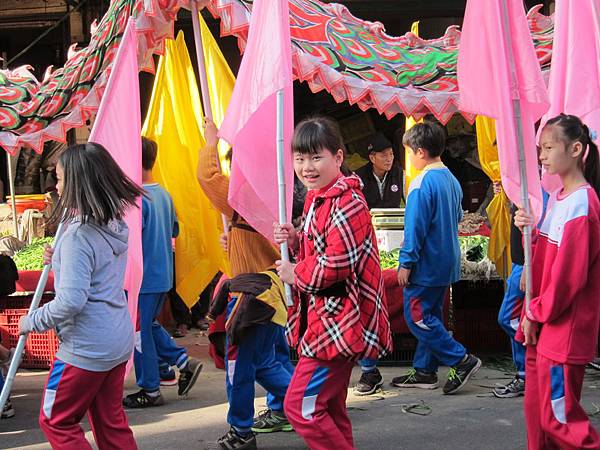 05拿旗子也開心.JPG