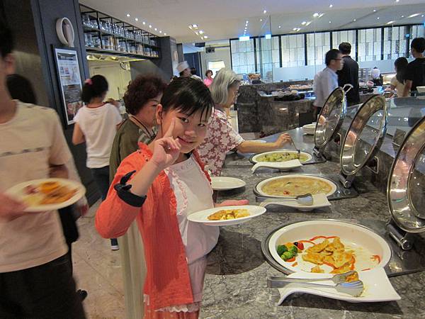 10自助式~自己夾喜歡的餐點.JPG