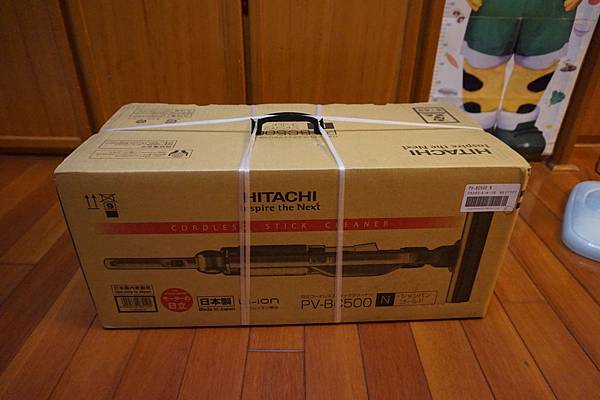 12日本購回的大禮物~日立 HITACHI直立手持兩用吸塵器( PV-BC500).JPG