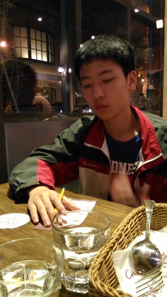 09專心的寫意見表.jpg 09專心的寫意見表.jpg