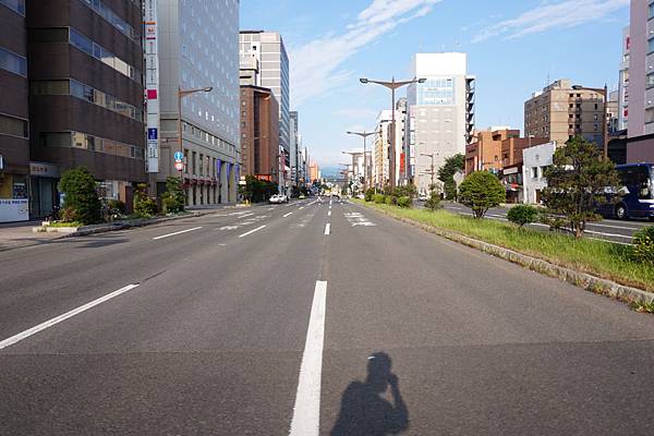 04一大早~馬路沒什麼車~過馬路隨興拍攝.JPG