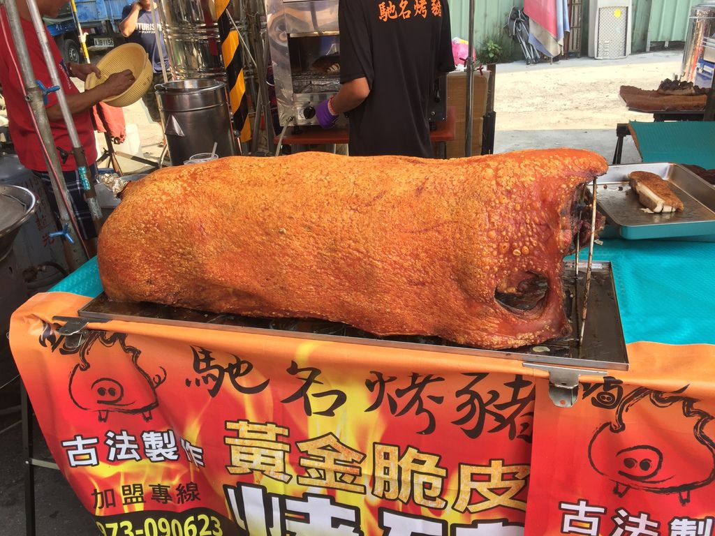 13看到一個很特別的攤位好大一隻烤豬.JPG 13看到一個很特別的攤位好大一隻烤豬.JPG