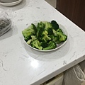 16炒小魚乾的同時~水煮一盤青色花椰菜(水滾放入花椰菜~4分鐘就好了).JPG