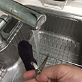05邊沖洗~邊用菜瓜布刷剪刀~要小心不要割到手指頭.JPG