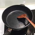 07鑽石鍋煎蛋~加點油~熱鍋.JPG