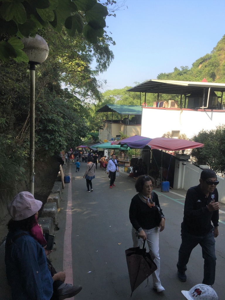 03沿路都有攤販人潮也不少.JPG 03沿路都有攤販人潮也不少.JPG