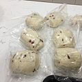 17成功的蔓越莓鮮奶饅頭~包起來放冷凍~要吃再蒸就好了.JPG