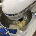 03奶油+糖粉~使用攪拌機~不好用.JPG