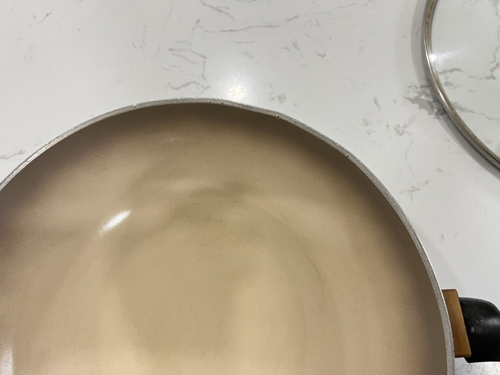 03舊鍋子有摔過邊緣凹掉一些.JPG 03舊鍋子有摔過邊緣凹掉一些.JPG