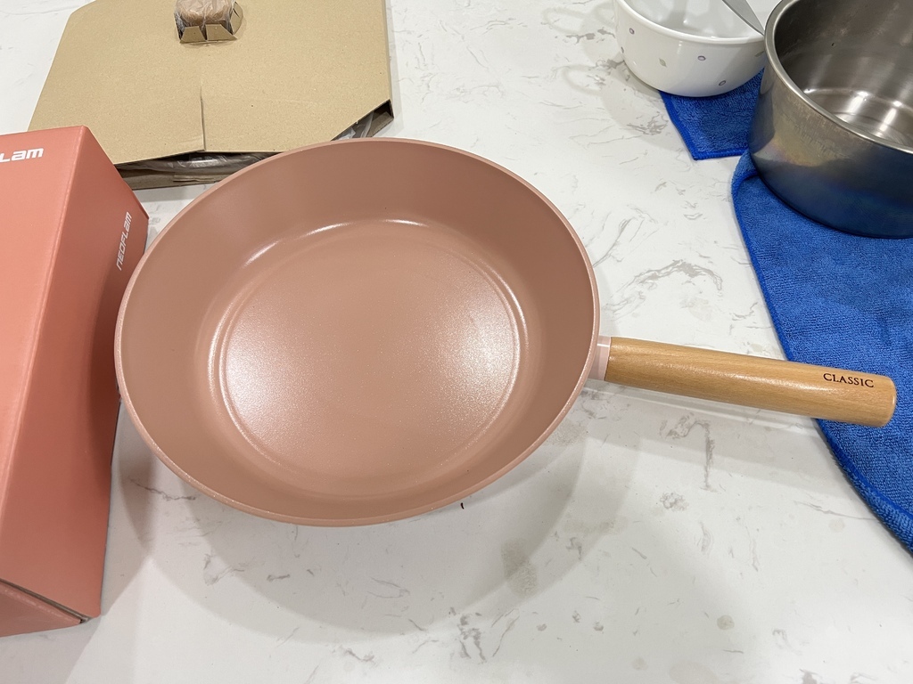 01新鍋子NEOFLAM classic 陶瓷塗層 28cm平底鍋.JPG 01新鍋子NEOFLAM classic 陶瓷塗層 28cm平底鍋.JPG