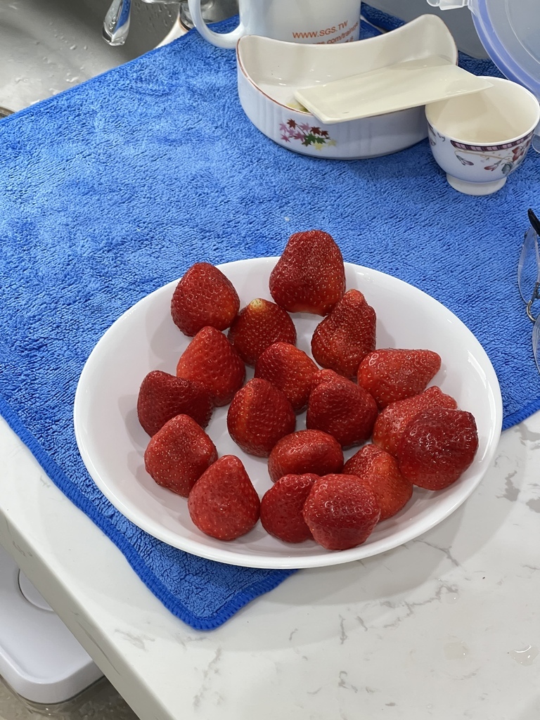 19一大盤草苺~看起來很好吃.JPG