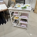 02廚房準備好的晚餐~全部放在餐車上.JPG