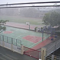 03窗外景像，風大雨大，整個都霧霧茫茫的.JPG
