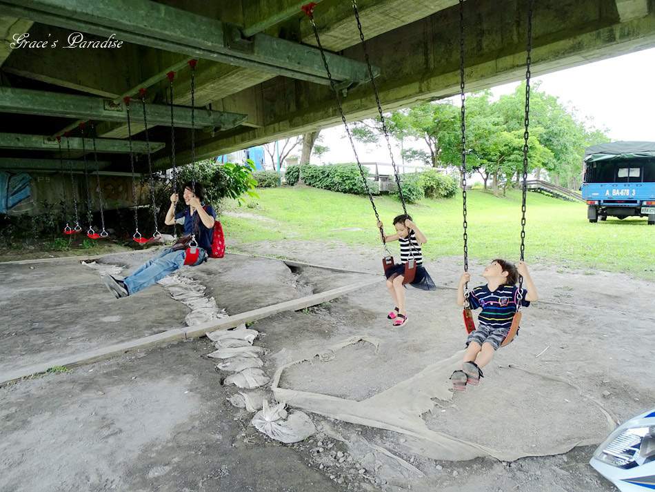 【宜蘭市景點】IG打卡熱門:慶和橋津梅棧道,橋下還有六座盪鞦韆、雨天也能遛小孩