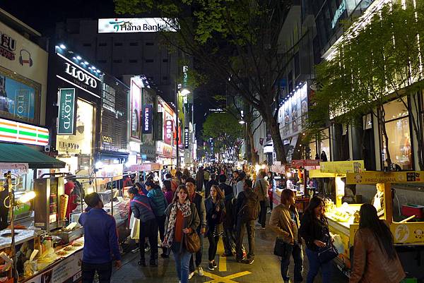 Myeong-dong_Night_view_201604.jpg