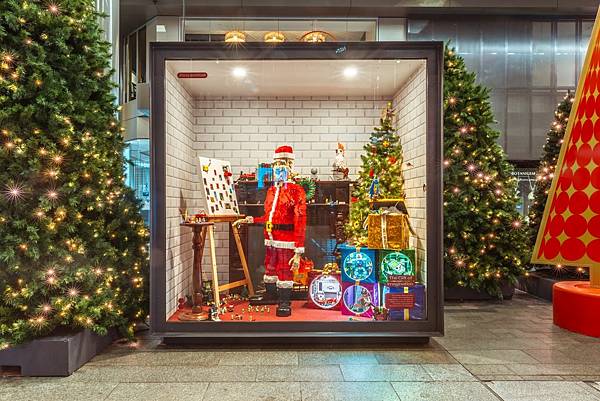 Rundle-Mall-Christmas-2019-Lego-Window_f053039be347b729e0428fe4214b19da