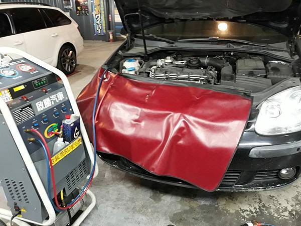 福斯 GOLF5 TDI  冷氣不冷 更換 壓縮機  冷氣管