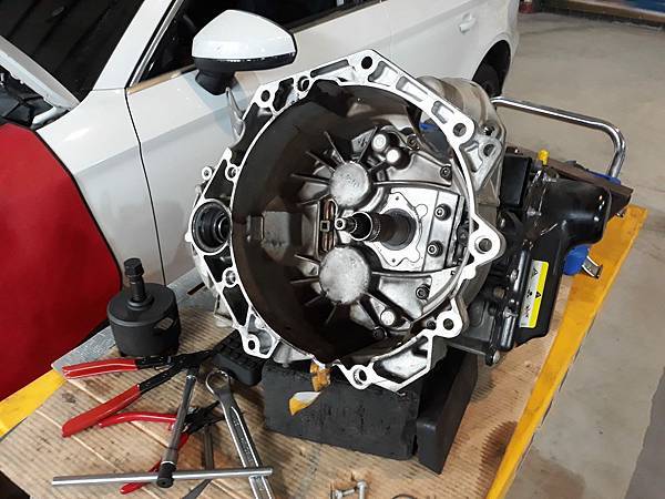 奧迪 A3 DQ200變速箱 離合器 抖動(中部VAG推薦 