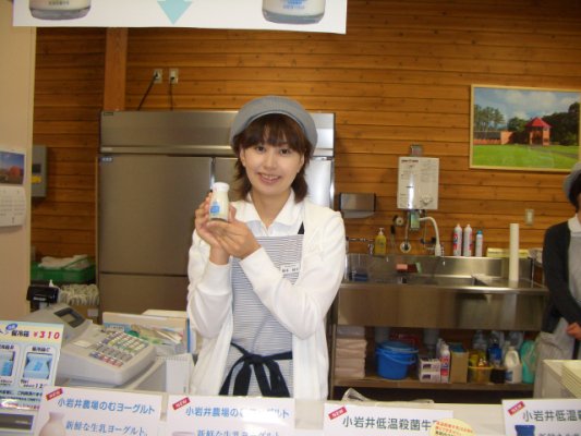 小岩井農場牛奶販售小姐.JPG