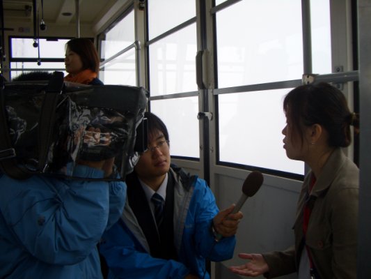 八甲山纜車上NHK採訪-2.JPG