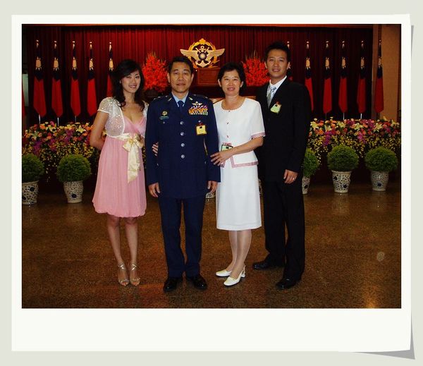 張氏夫妻和中將合照