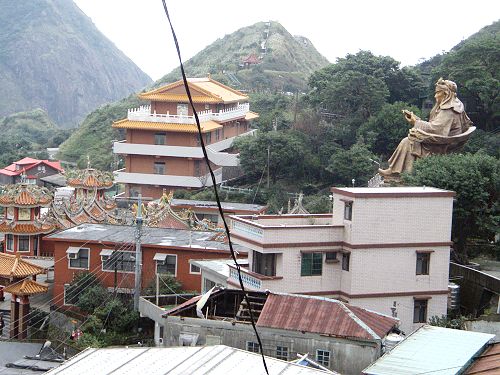 勸濟堂 關公有35尺高.jpg