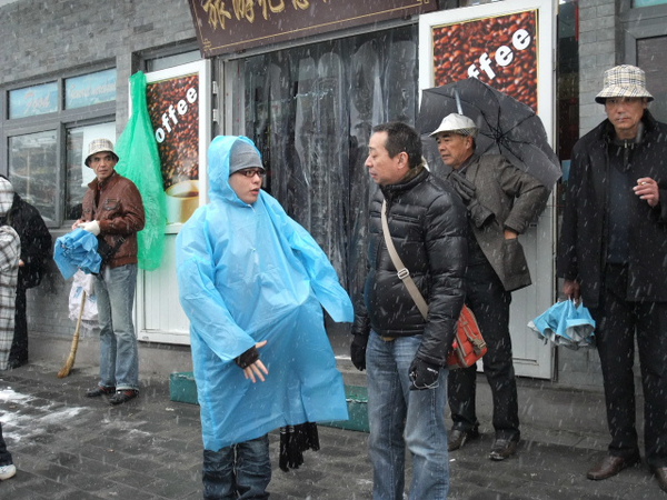 03-他的衣服不防水 所以買雨衣擋雪 一件RMB30 好貴.jpg