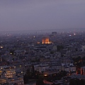 在巴黎鐵塔上眺望市區，低垂夜幕中點亮的凱旋門