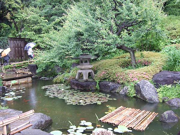 長谷觀音寺內的池塘與石燈籠